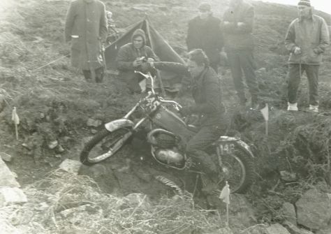 1971 Scott Trial - Rob Edwrads was joint third place. In the bacground with camera is the Doyen of trials photographers, Eric Kitchen.