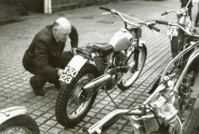 1970 - SSDT - Gorgie Market. Bob Paterson (SACU) examines Walther Luft's 169cc Puch. (W-30823 Vienna registration)