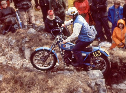 Ray Smith - (325 Bultaco) 1979 Scottish Six Days om Loch Eilde Path - © – Iain Lawrie, Kinlochleven.