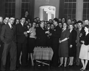 Tommy Milton receives atrophy at an awards night, these were big affairs back in the day!