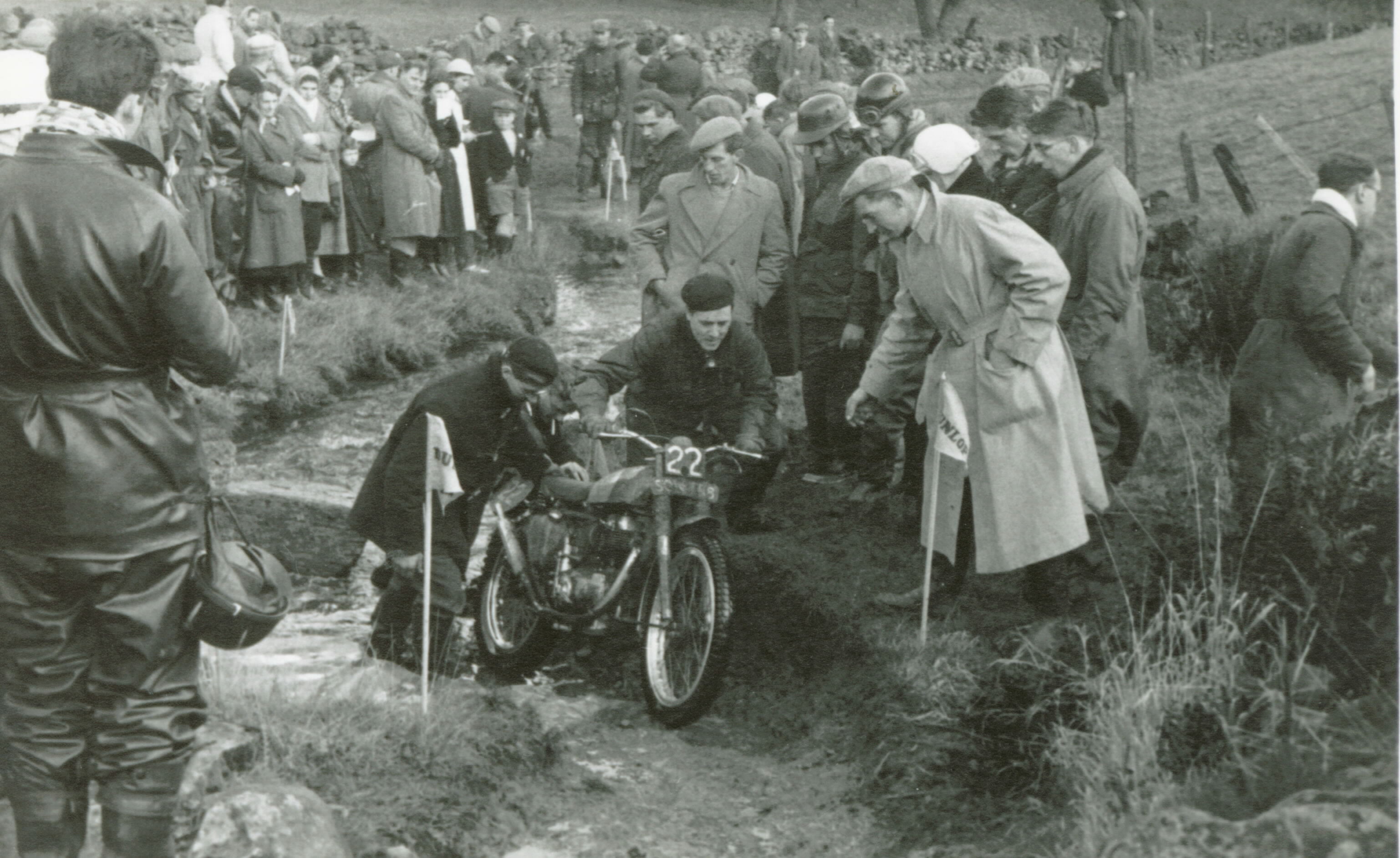 geoff-duke-ariel-colt-250-1957-scott-trial-washfold-splash-cw