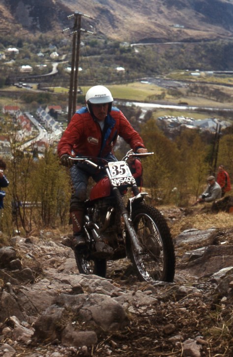 Ernie Page, a former Scottish scrambles champion and ISDT gold medalist, tackles Grey Mare's Ridge in the 1985 trial on his 500cc Ariel - Photo: Iain Lawrie, Kinlochleven.