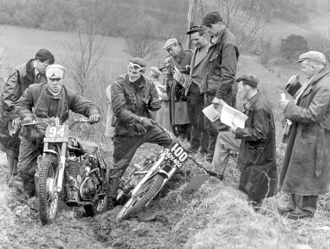 Garth Wheldon (100, Royal Enfield) allows N.EW. Braogh (Matchless) to go first on 'Glen Ogle' in the 1900 SSDT - Photo: OffRoad Archive.